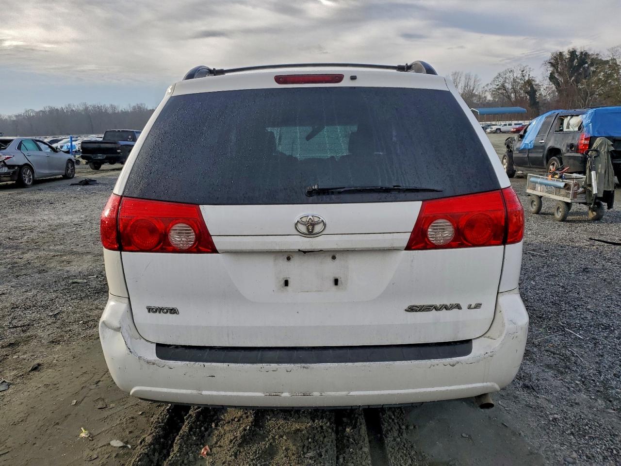 2007 TOYOTA SIENNA CE photo 6