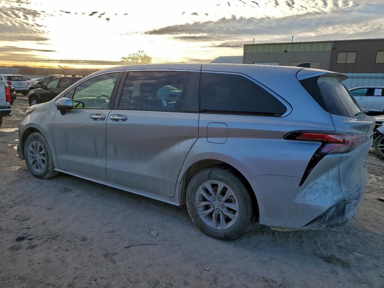 2022 TOYOTA SIENNA XLE 7-PASSENGER photo 2