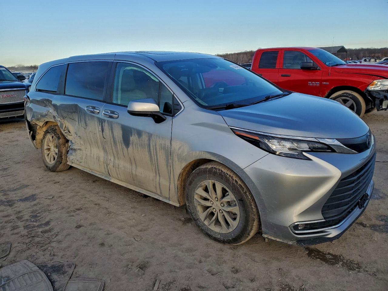 2022 TOYOTA SIENNA XLE 7-PASSENGER photo 4