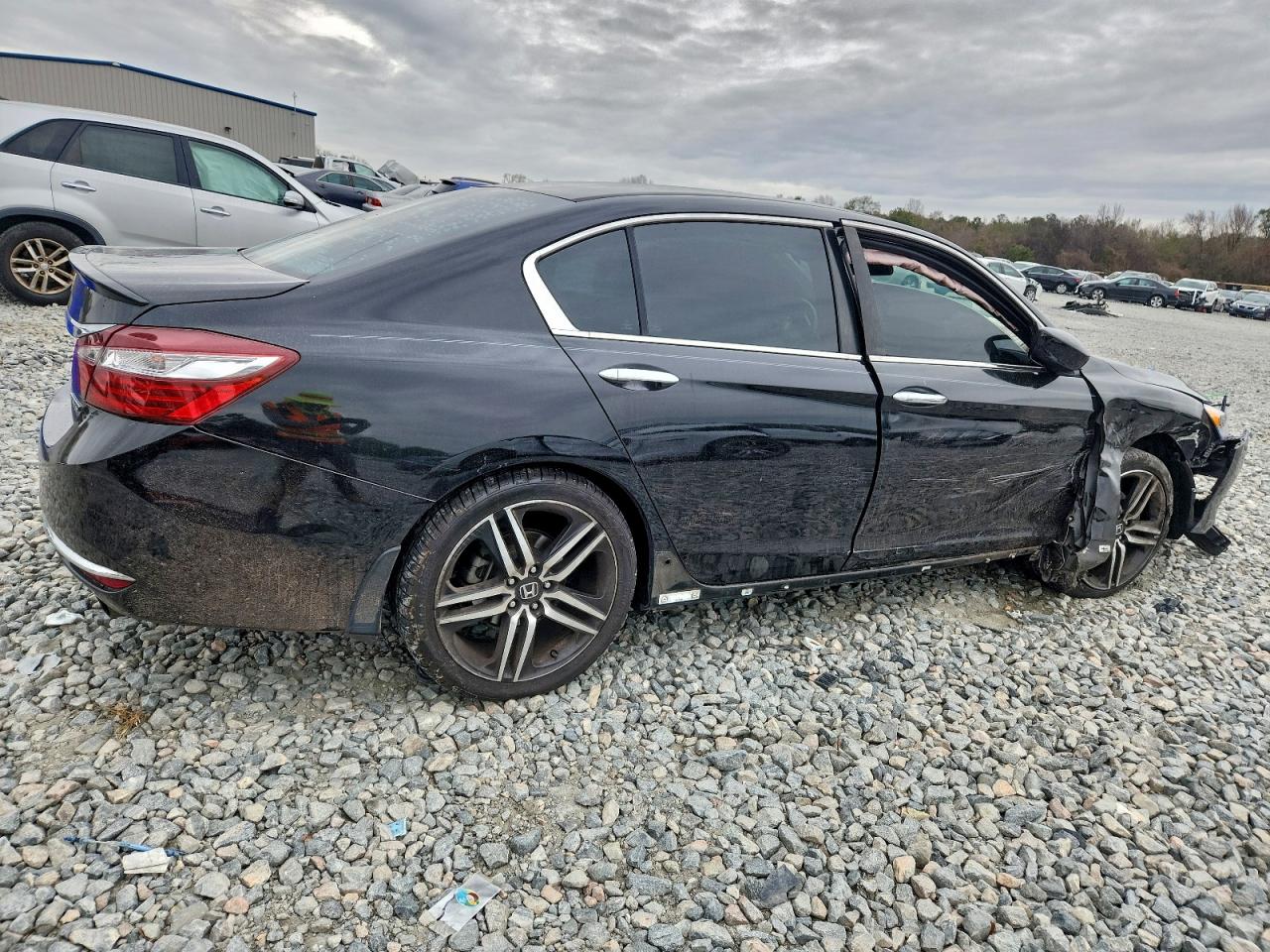 2017 HONDA ACCORD photo 7