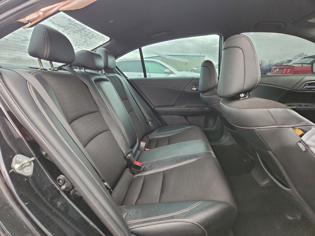 2017 HONDA ACCORD photo 28