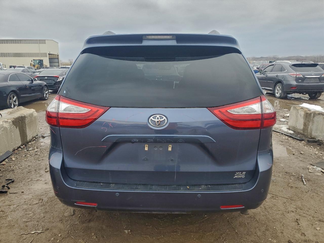 2017 TOYOTA SIENNA XLE photo 11