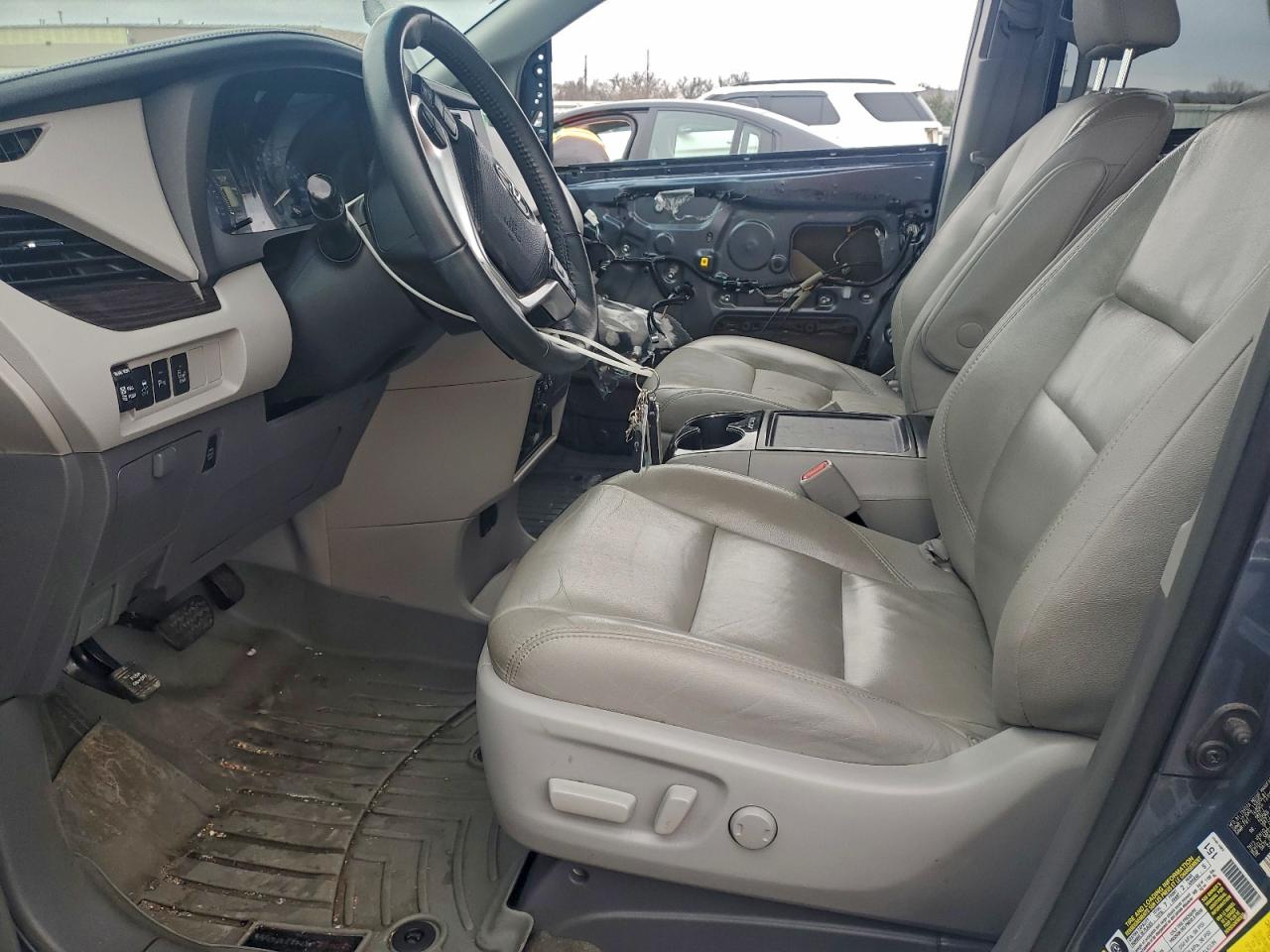 2017 TOYOTA SIENNA XLE photo 13