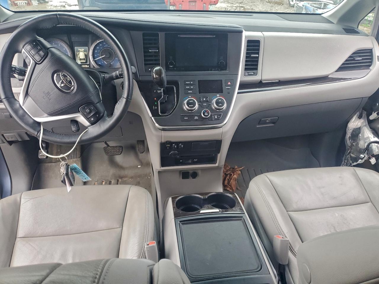2017 TOYOTA SIENNA XLE photo 15