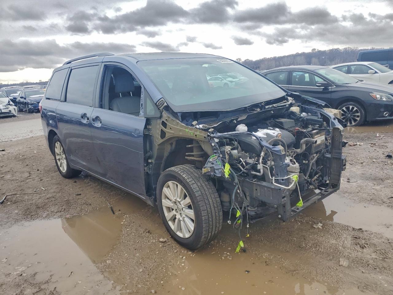 2017 TOYOTA SIENNA XLE photo 7