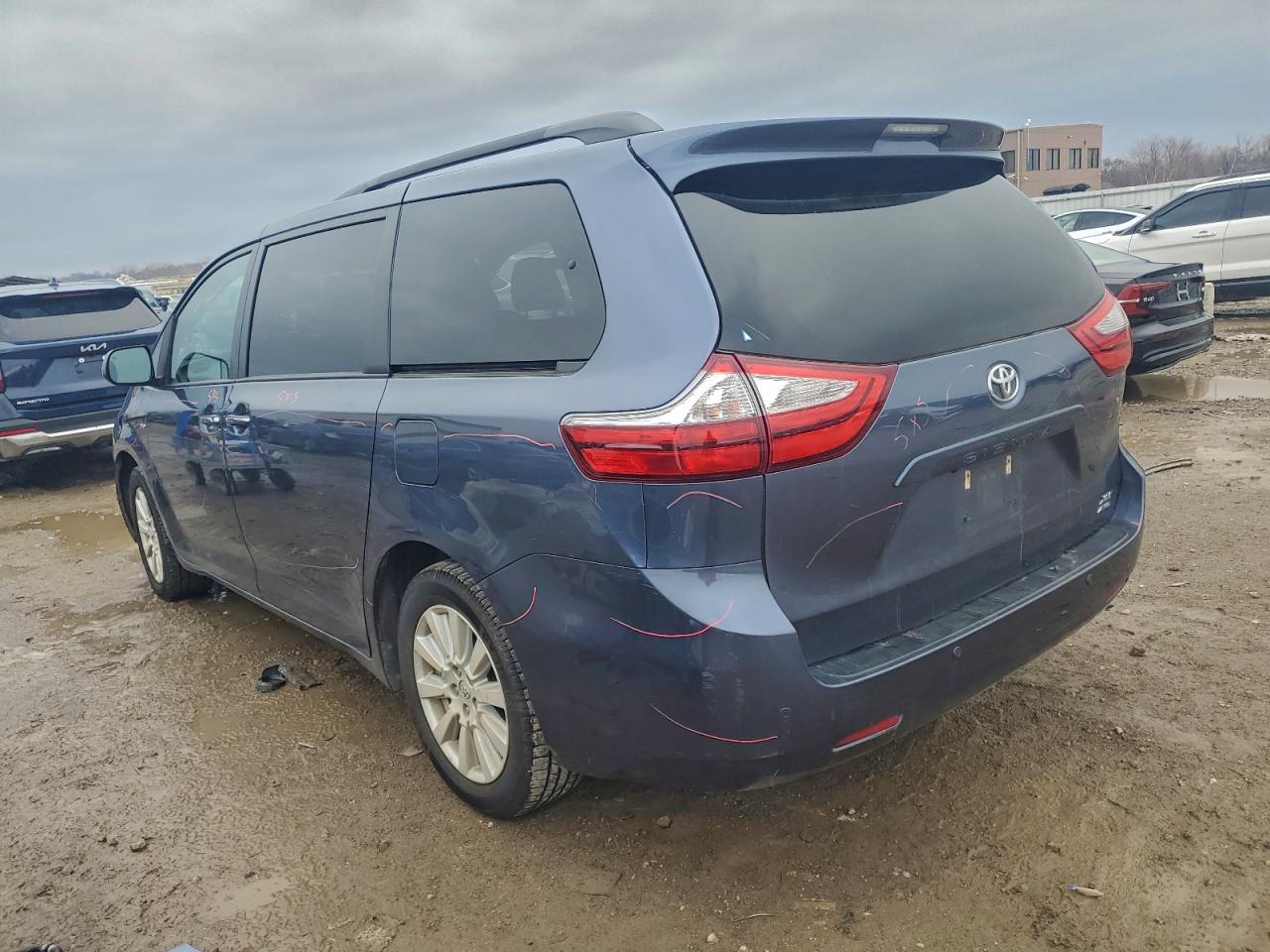 2017 TOYOTA SIENNA XLE photo 3