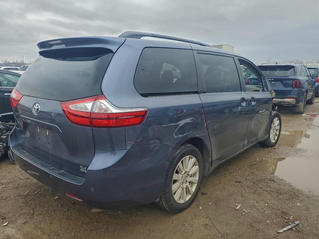2017 TOYOTA SIENNA XLE photo 5