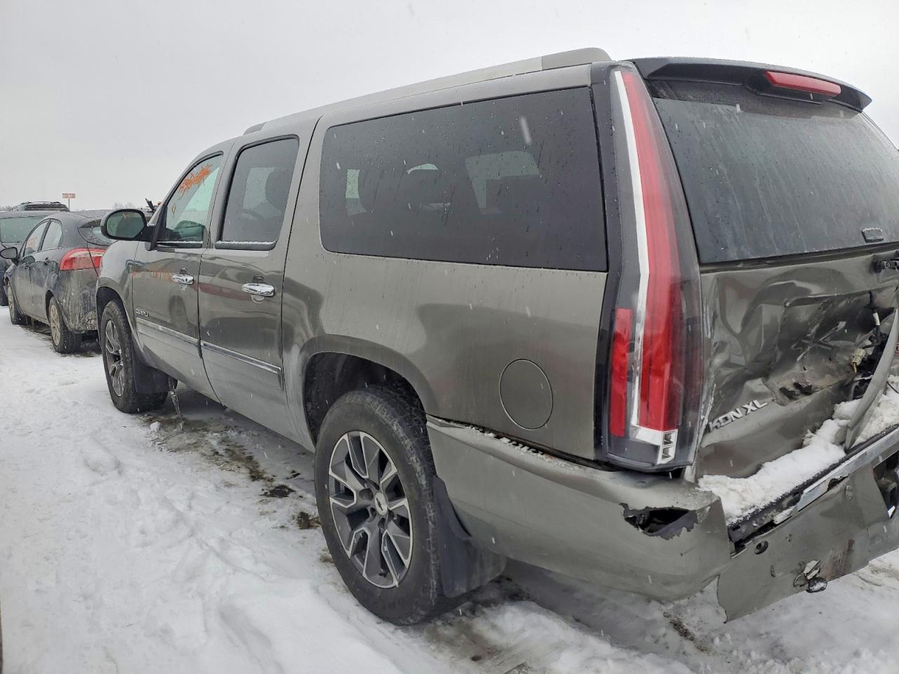2012 GMC YUKON XL DENALI photo 3