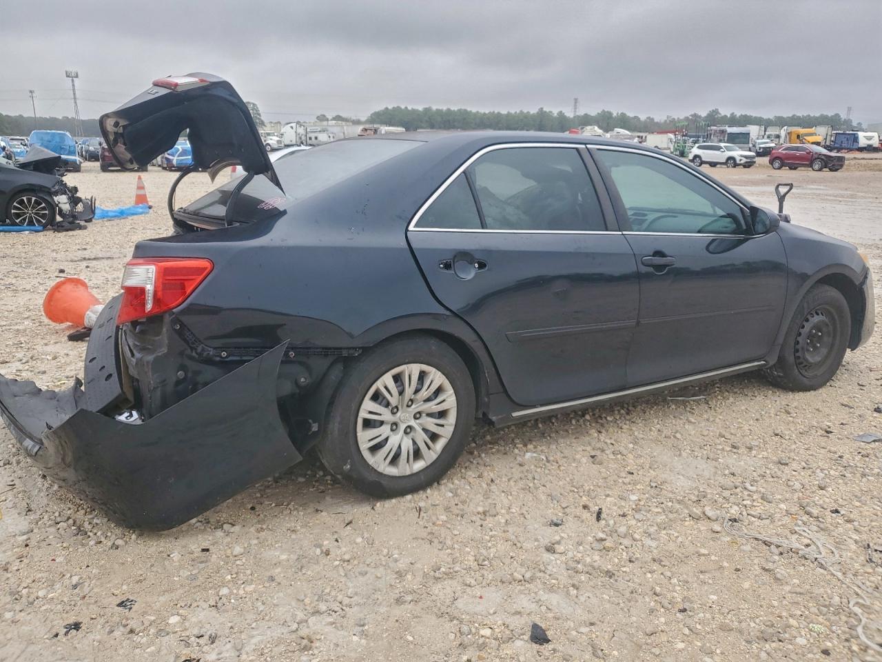 2014 TOYOTA CAMRY LE photo 5