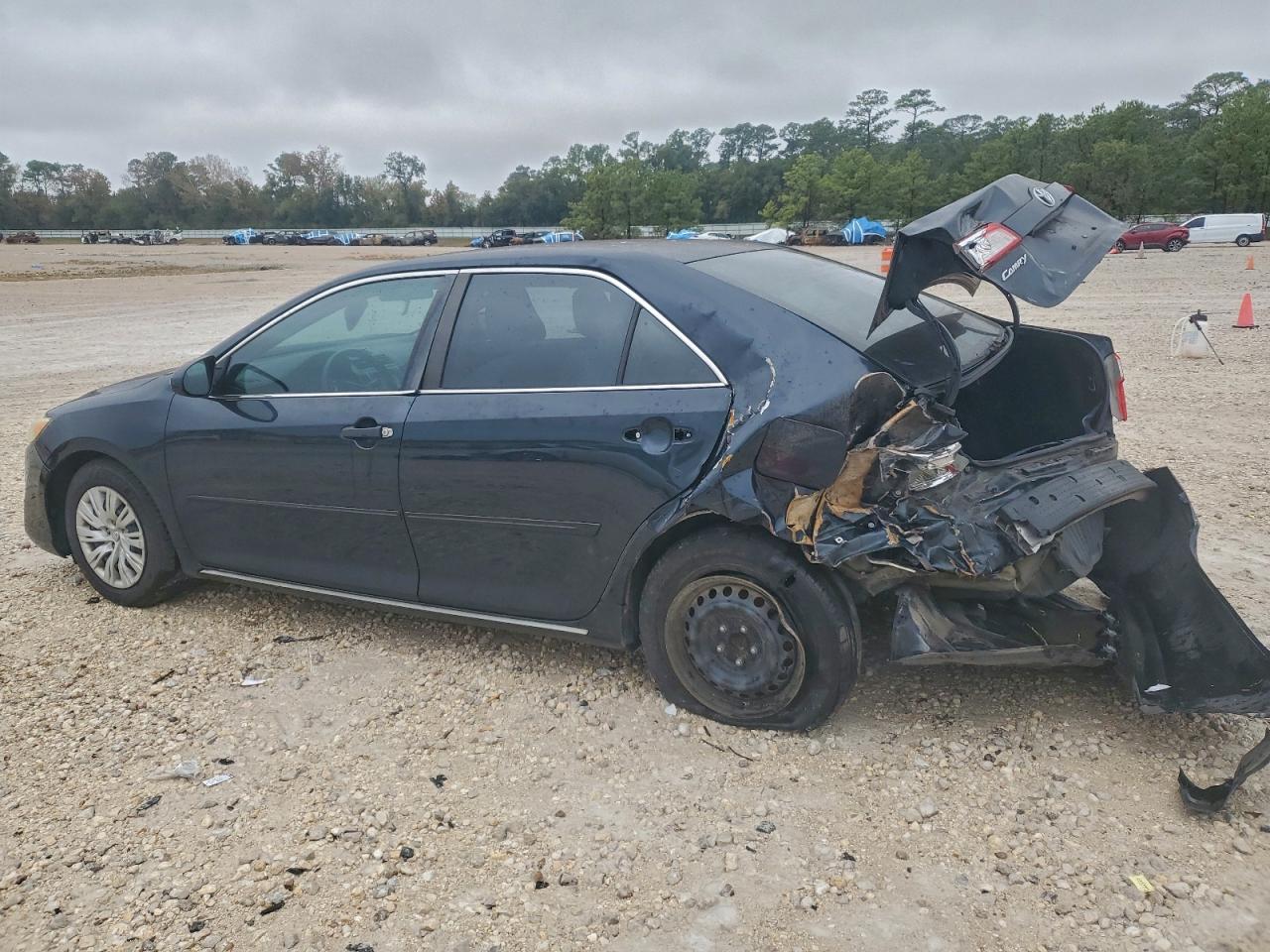 2014 TOYOTA CAMRY LE photo 3