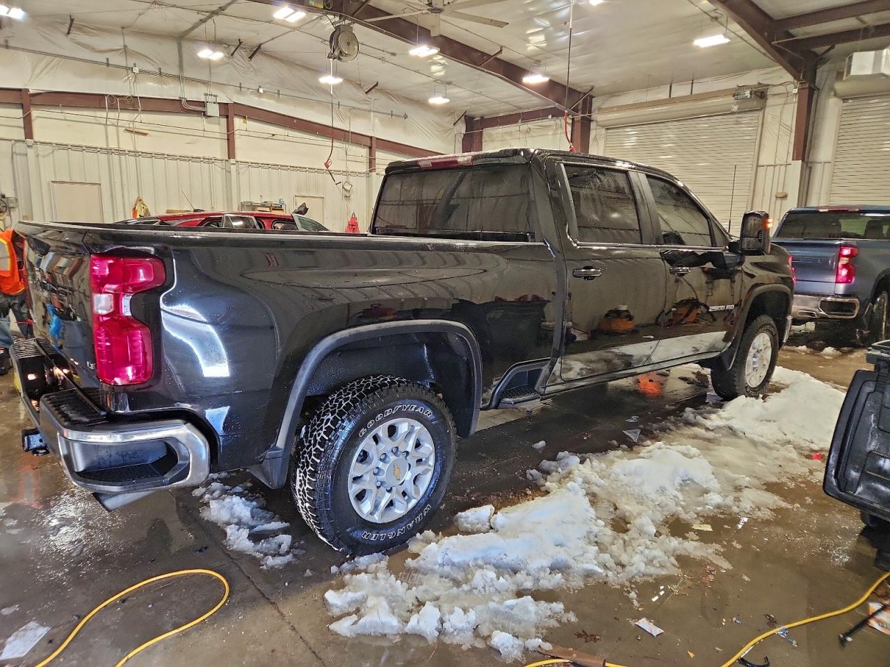 2024 CHEVROLET SILVERADO K2500 HEAVY DUTY LT photo 3