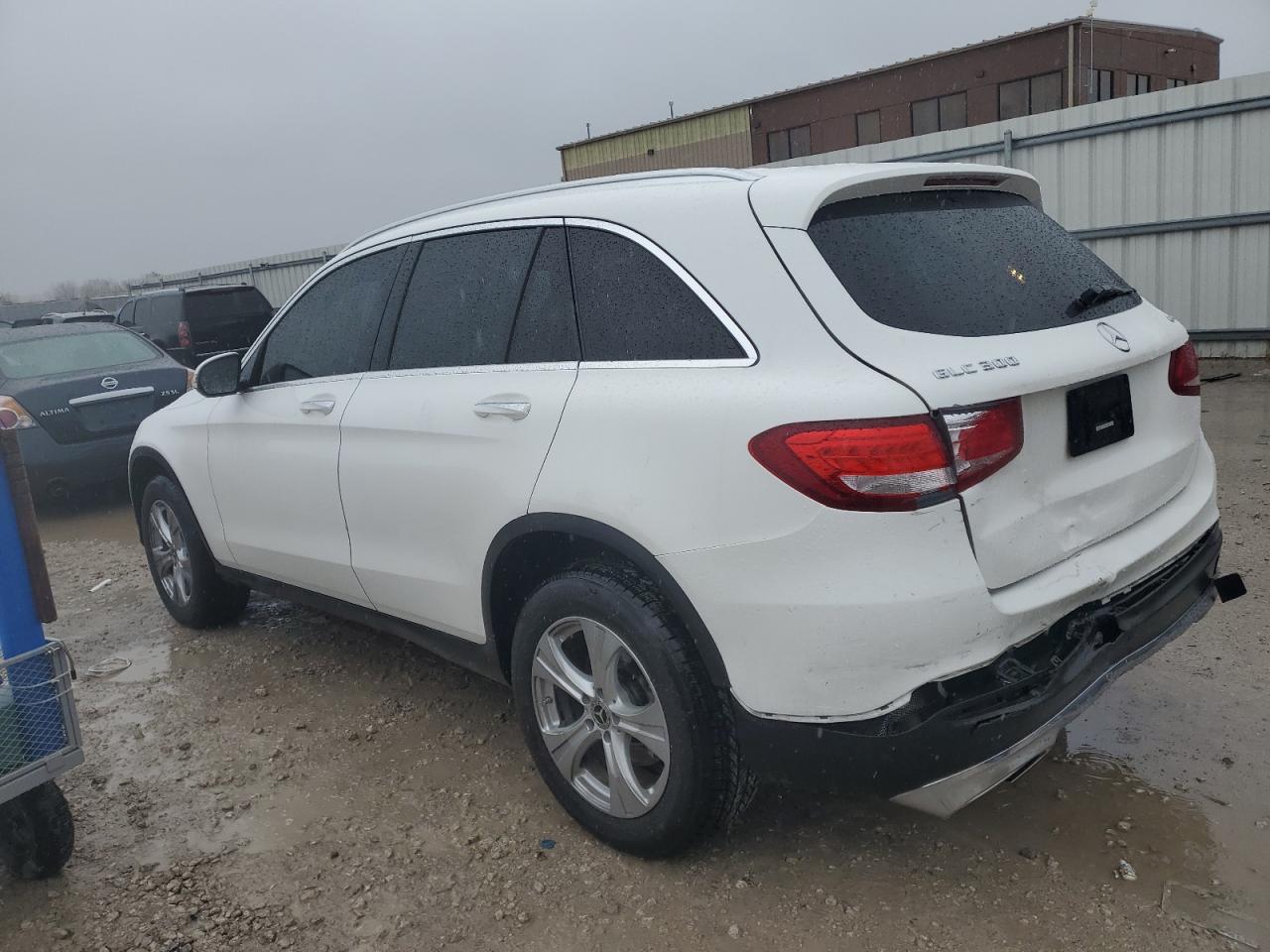 2017 MERCEDES-BENZ GLC 300 4MATIC photo 2
