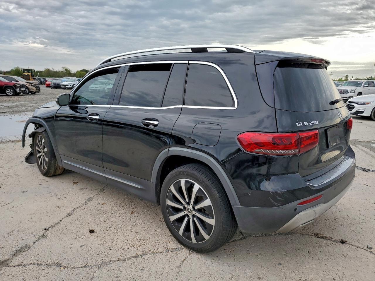 2021 MERCEDES-BENZ GLB 250 photo 2