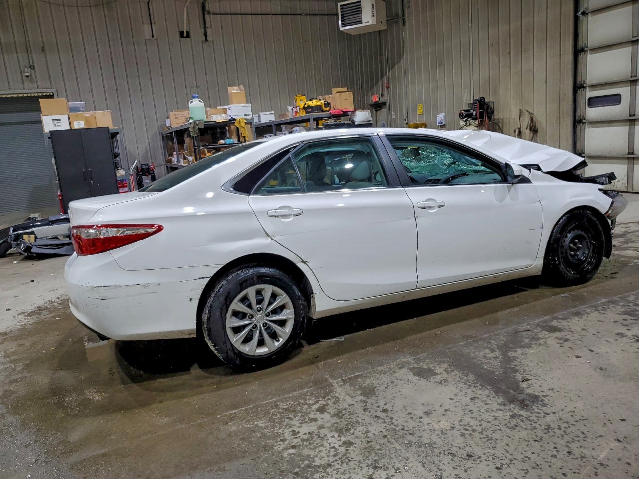 2016 TOYOTA CAMRY LE photo 3