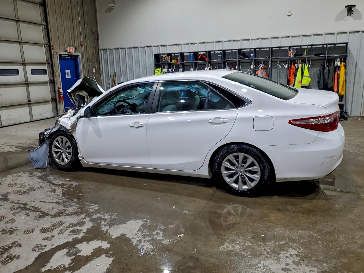 2016 TOYOTA CAMRY LE photo 2