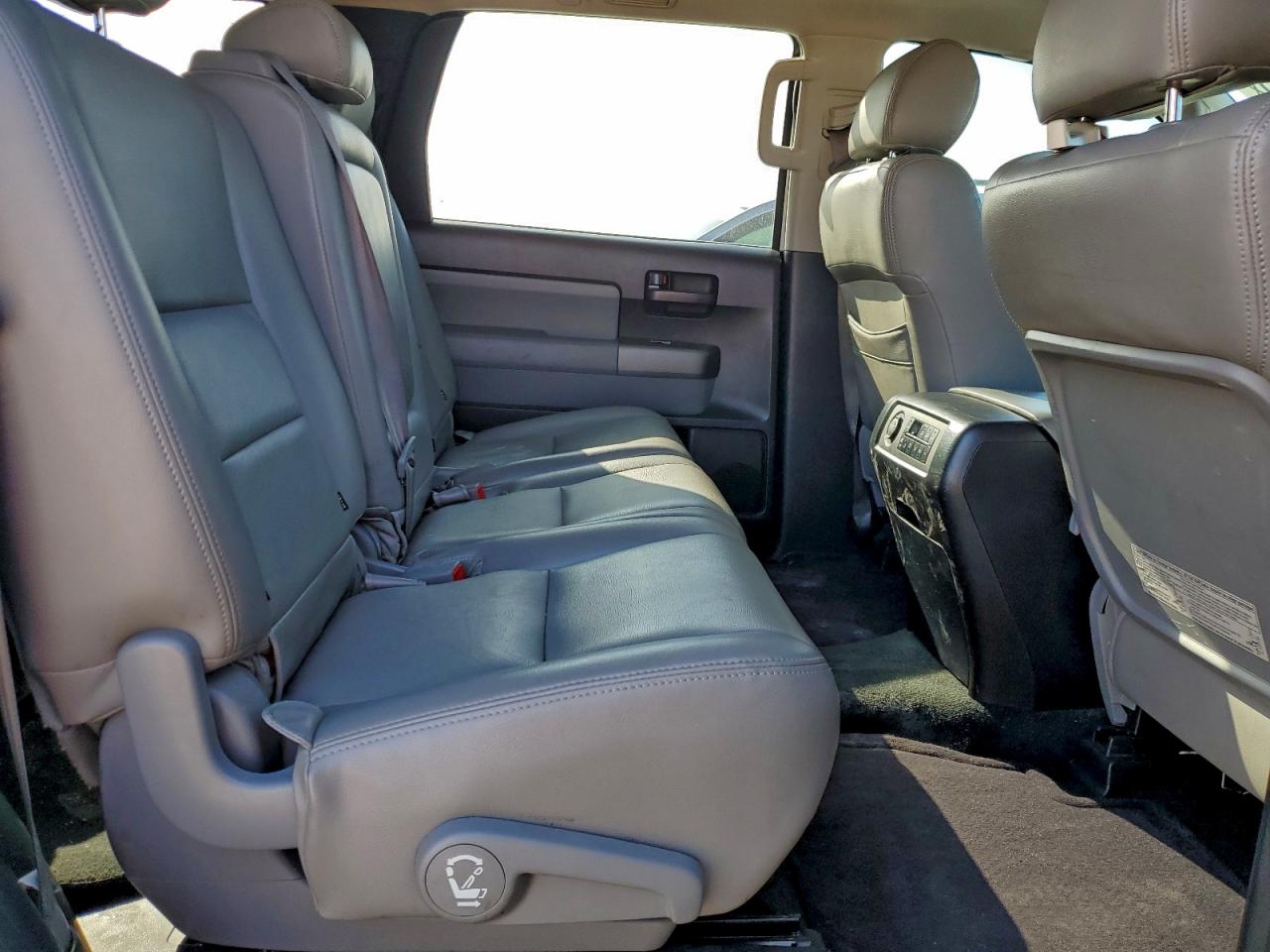 2014 TOYOTA SEQUOIA SR5 photo 11