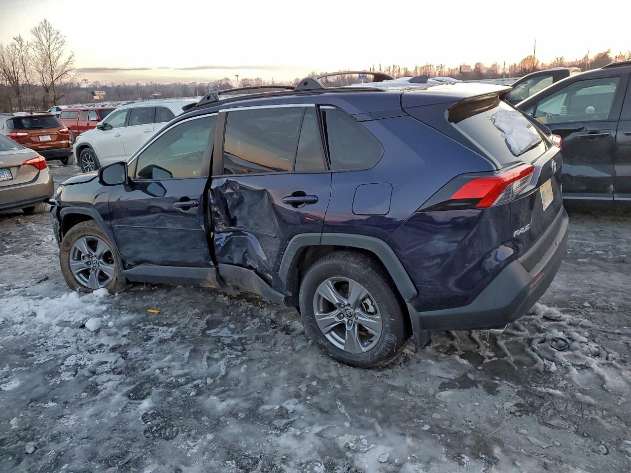 2022 TOYOTA RAV4 XLE photo 4