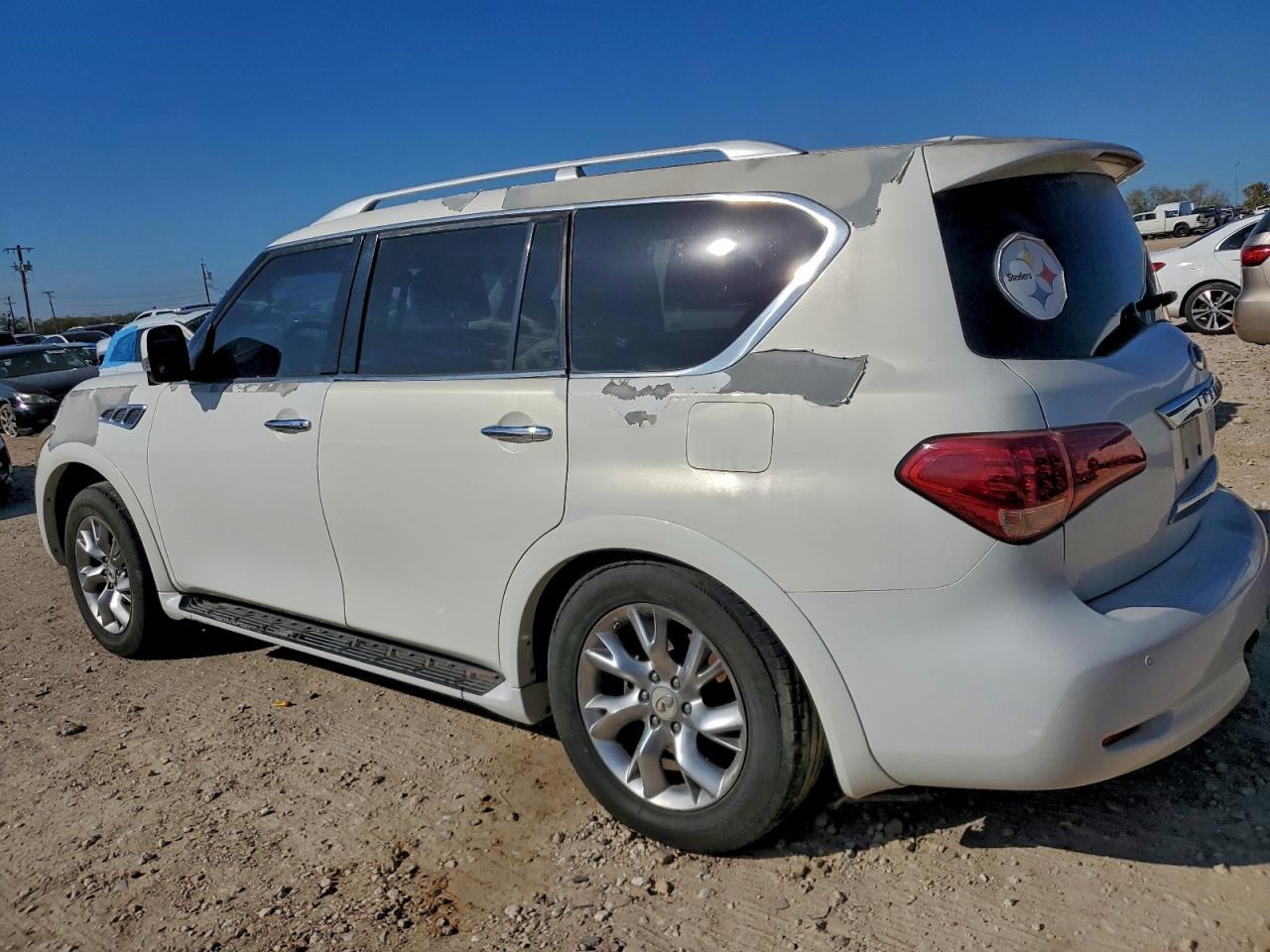2011 INFINITI QX56 photo 2