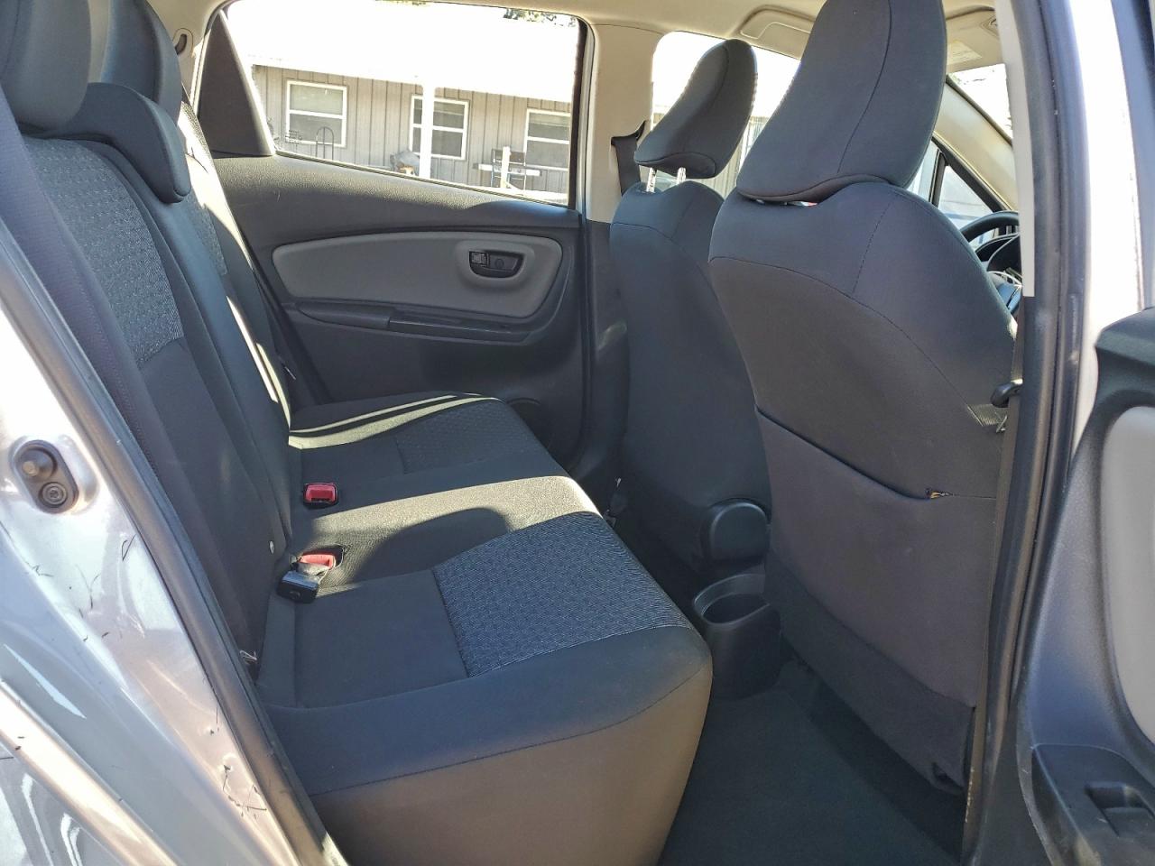 2015 TOYOTA YARIS photo 28