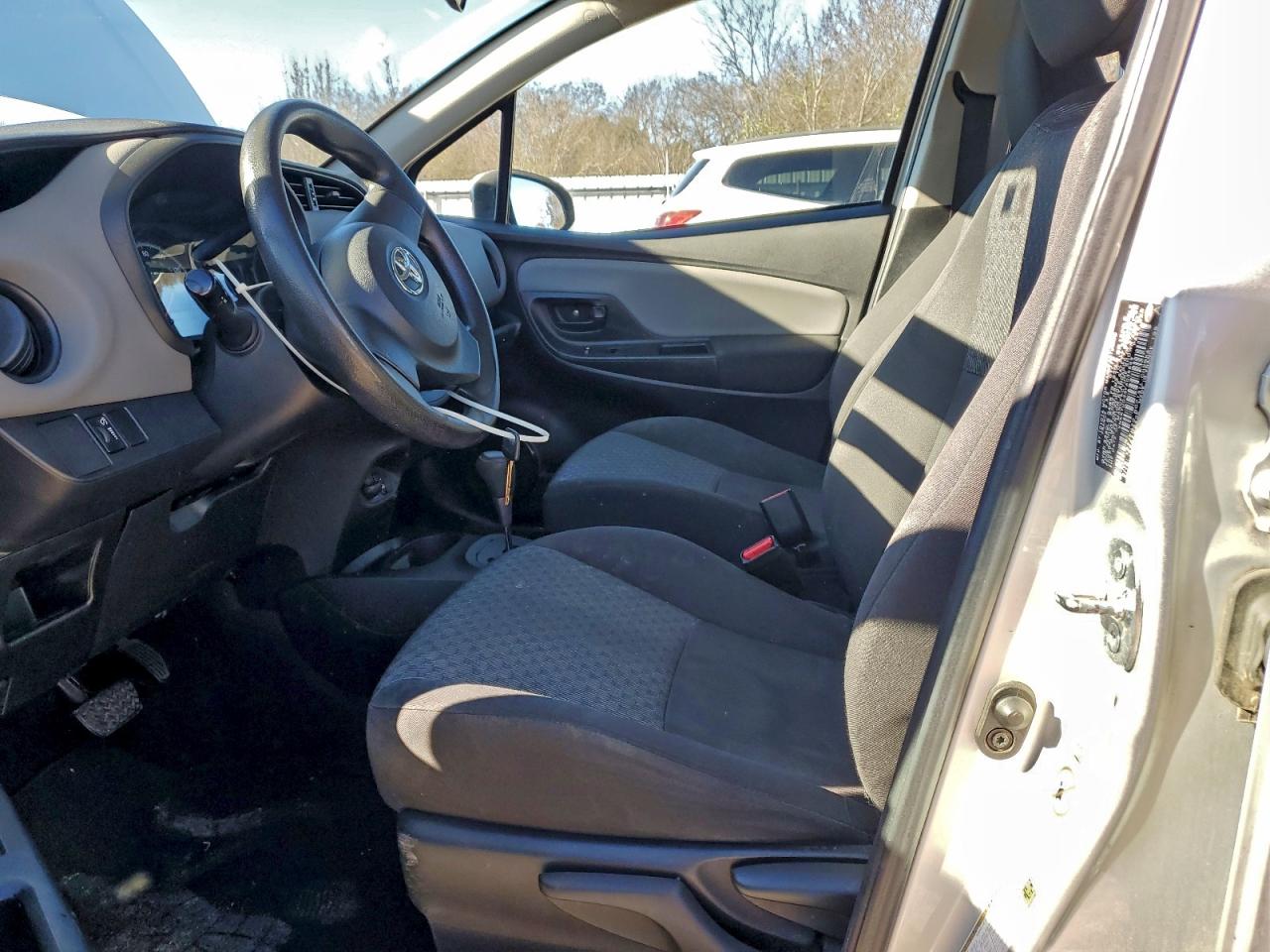 2015 TOYOTA YARIS photo 19