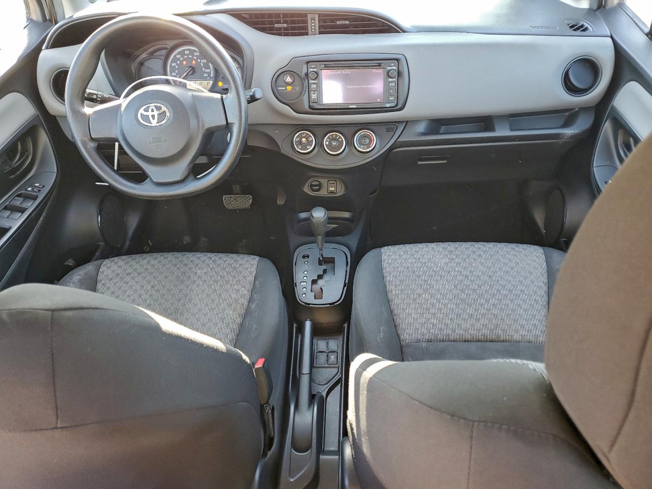 2015 TOYOTA YARIS photo 22