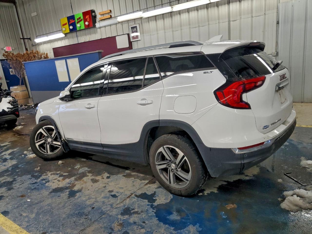 2018 GMC TERRAIN SLT photo 2