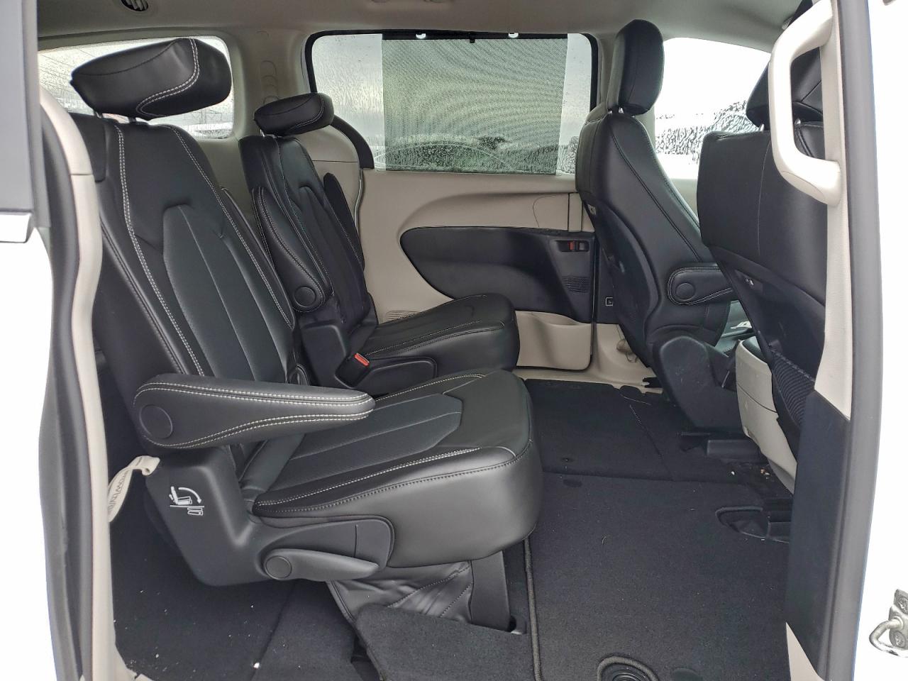 2024 CHRYSLER PACIFICA TOURING L photo 11