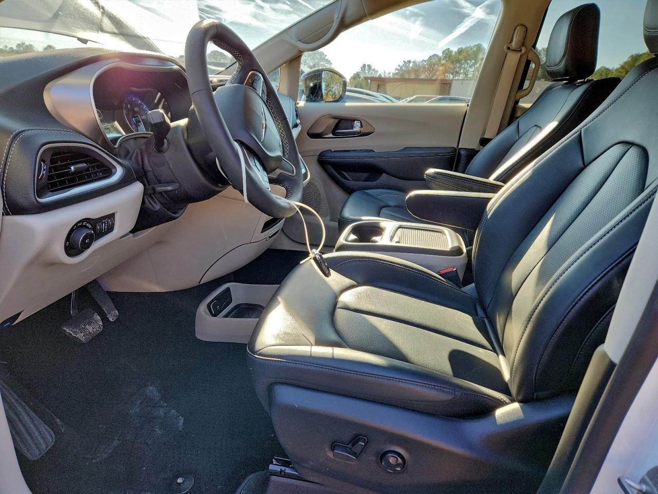 2024 CHRYSLER PACIFICA TOURING L photo 19