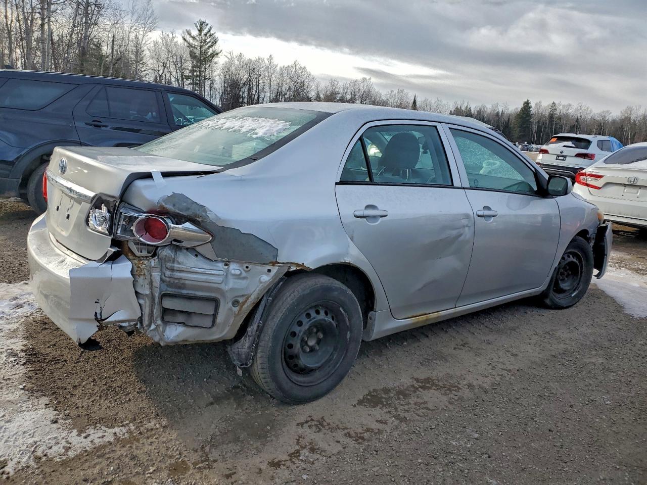 2013 TOYOTA COROLLA photo 3