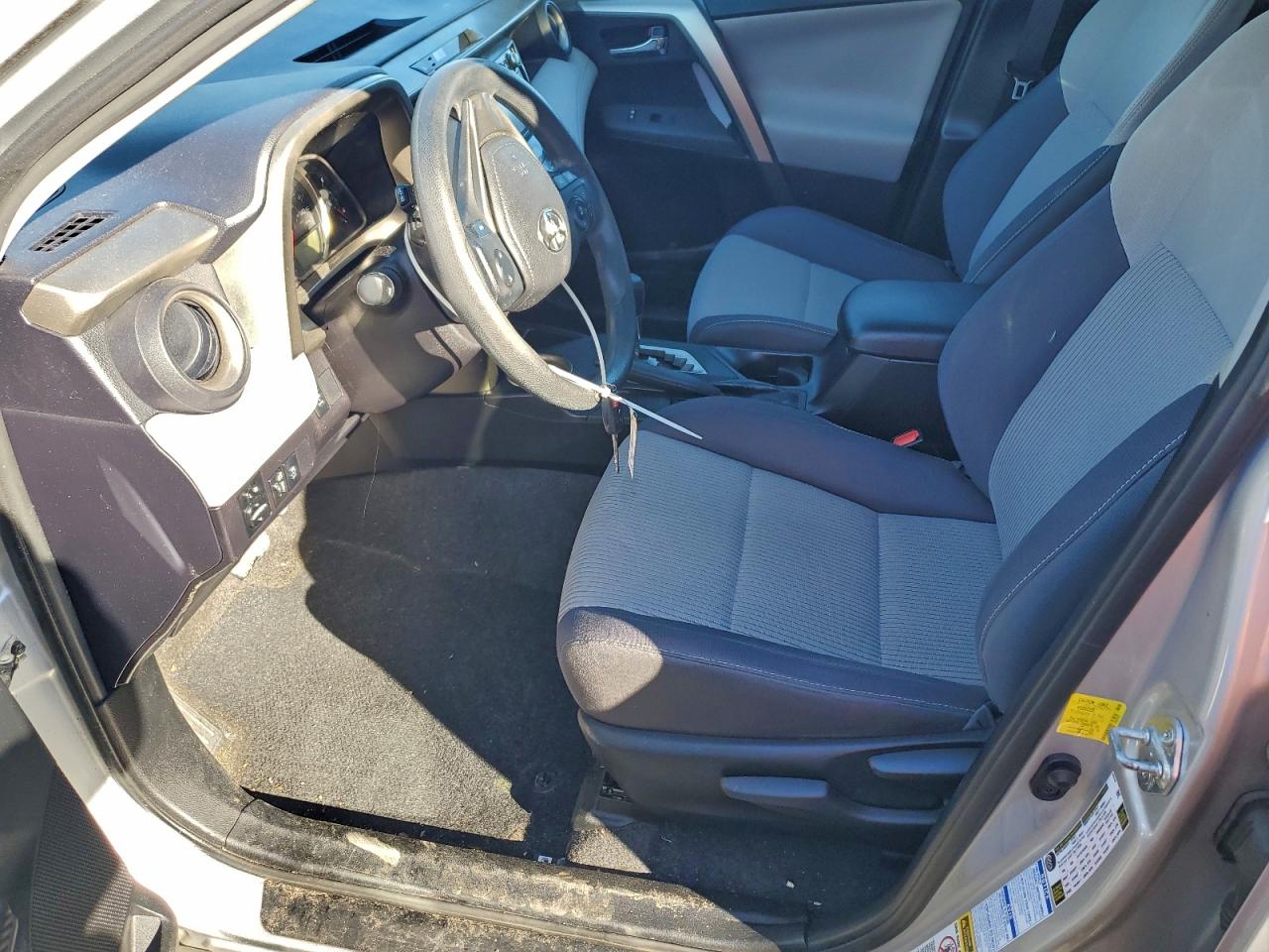 2015 TOYOTA RAV4 XLE photo 7
