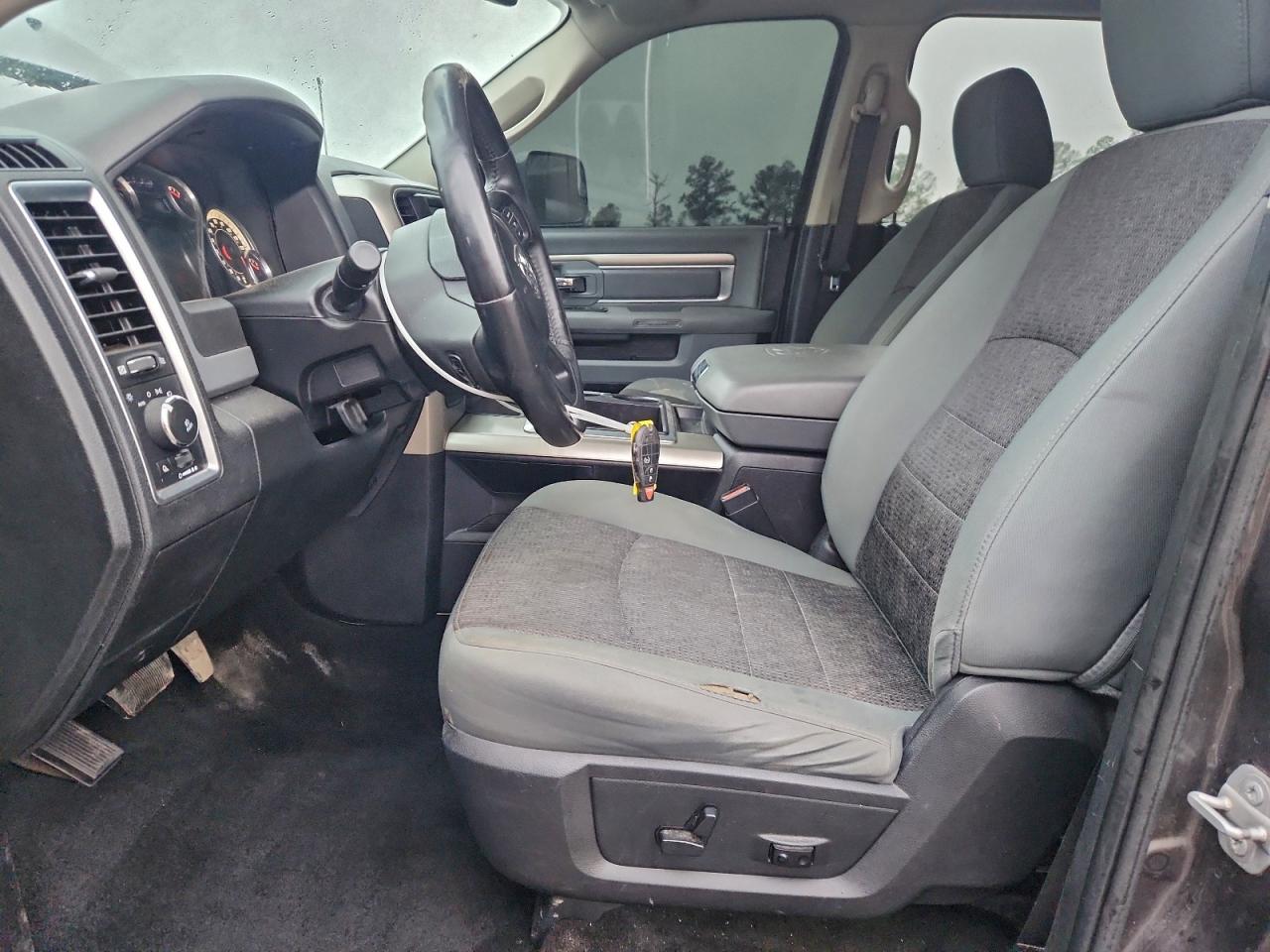 2015 RAM 1500 SLT photo 13