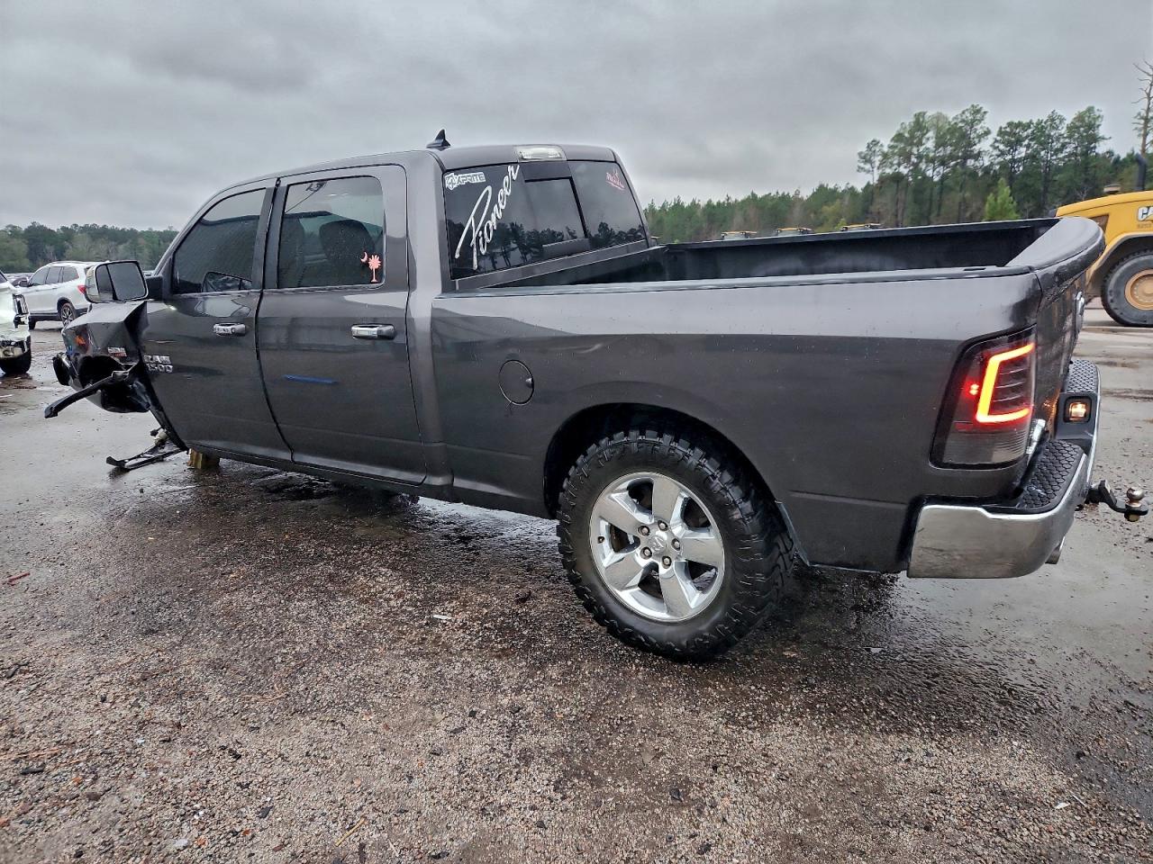 2015 RAM 1500 SLT photo 3