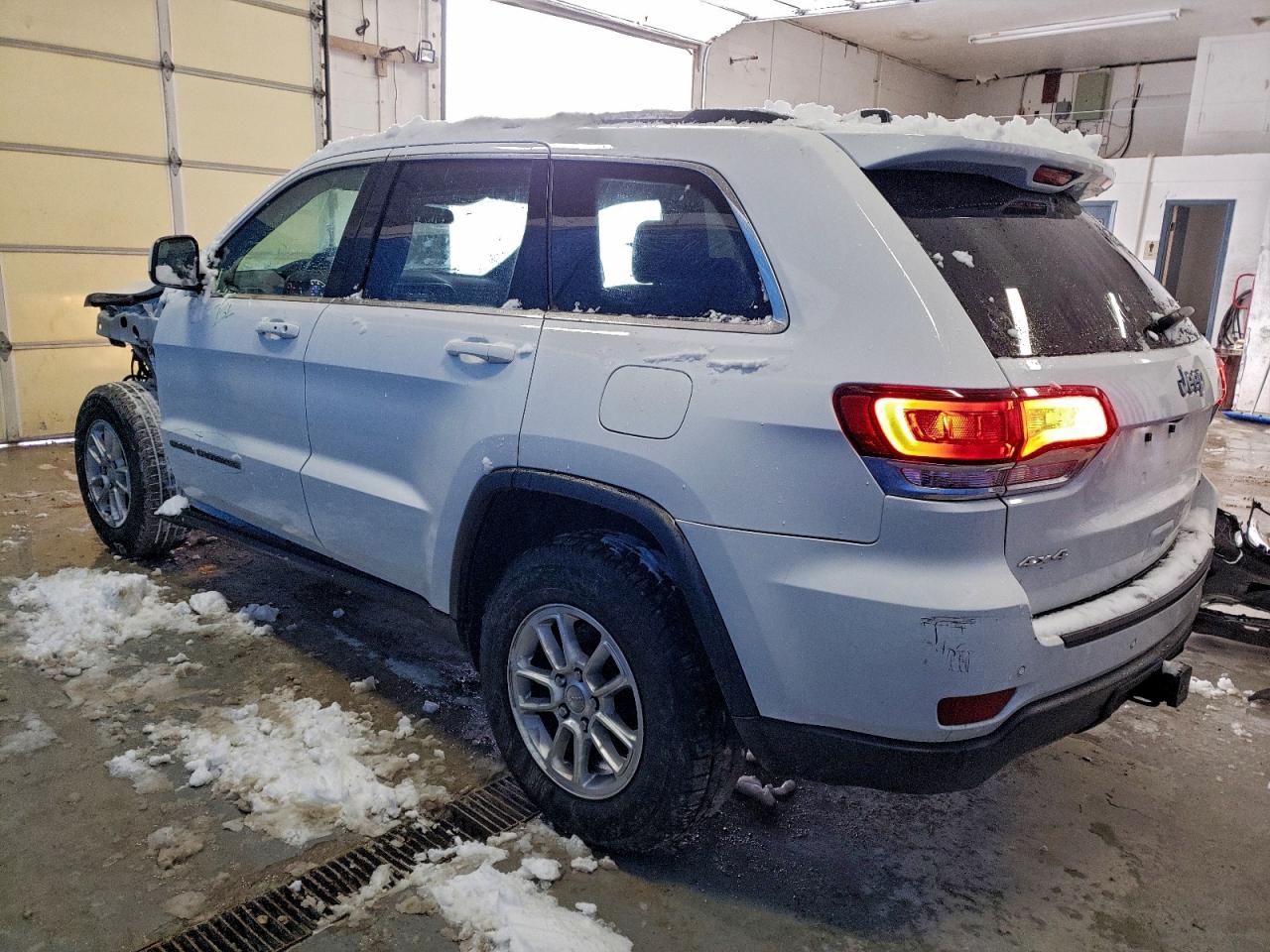 2020 JEEP GRAND CHEROKEE LAREDO photo 3
