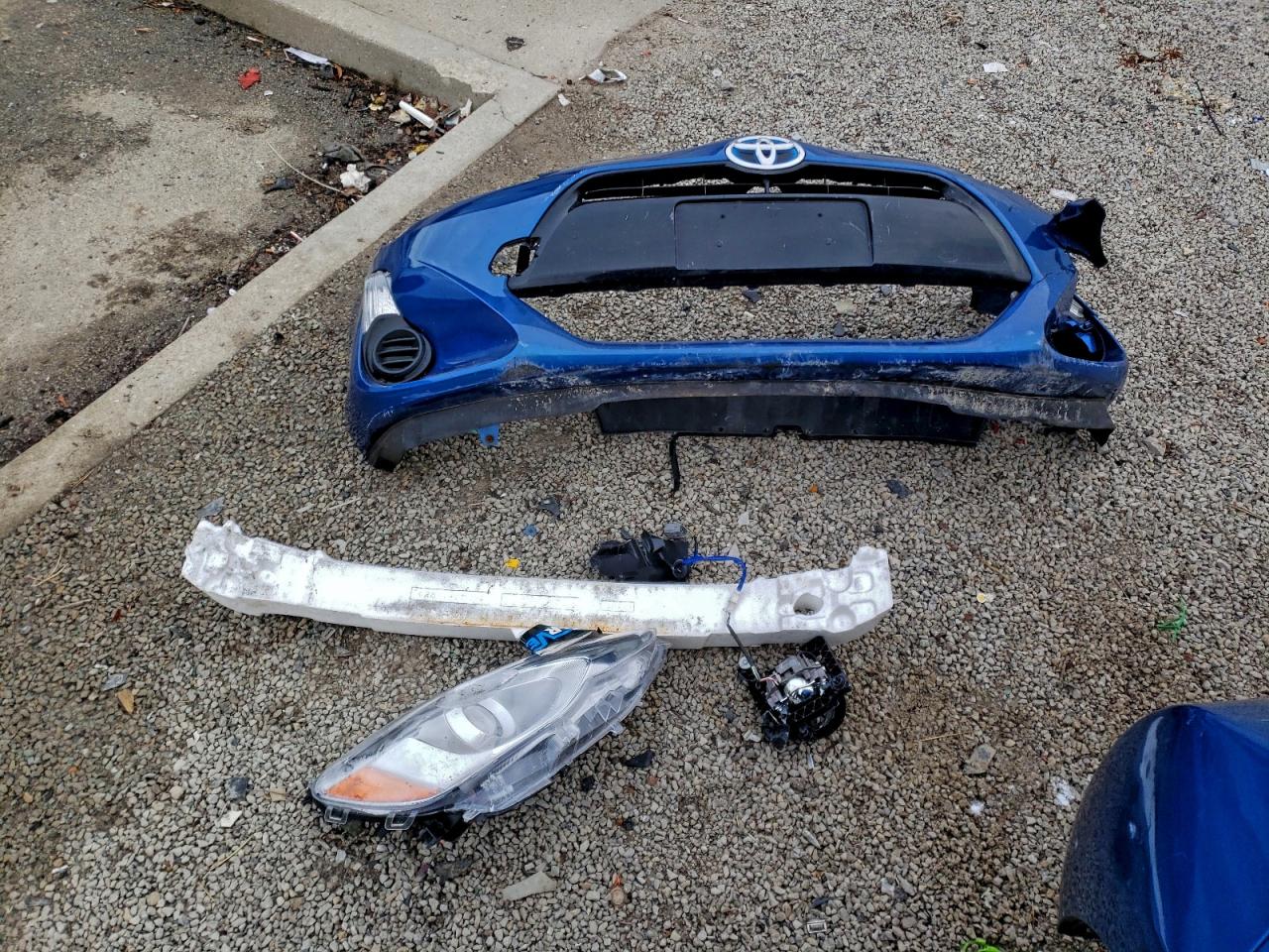 2015 TOYOTA PRIUS C TWO photo 13