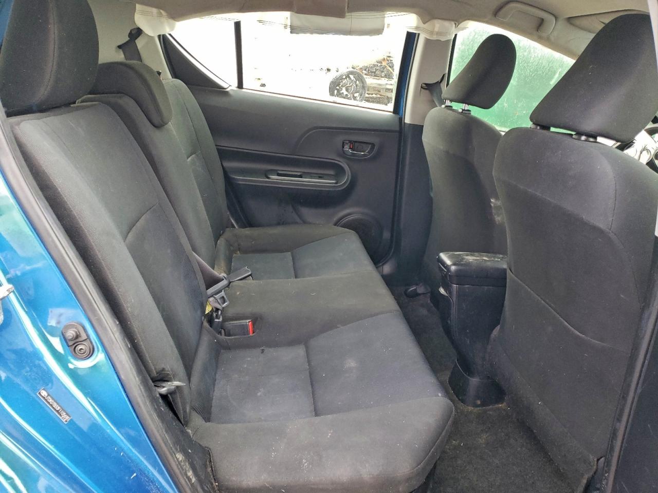 2015 TOYOTA PRIUS C TWO photo 11