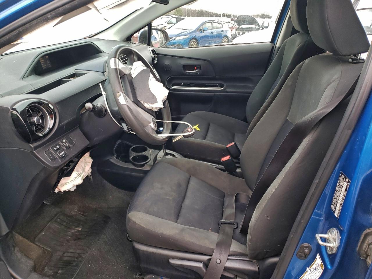 2015 TOYOTA PRIUS C TWO photo 7