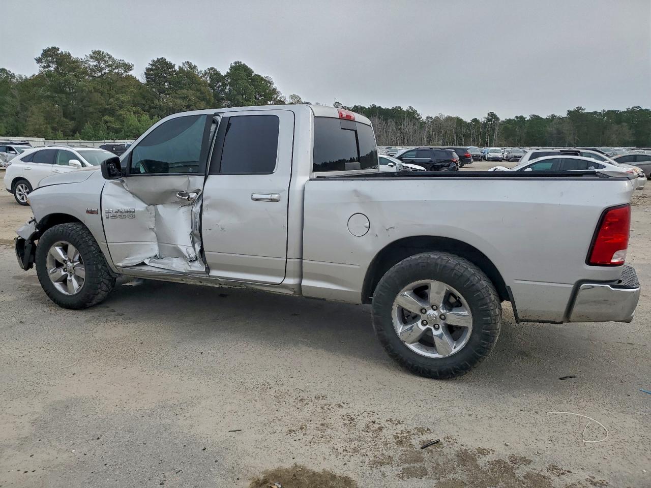 2016 RAM 1500 SLT photo 4