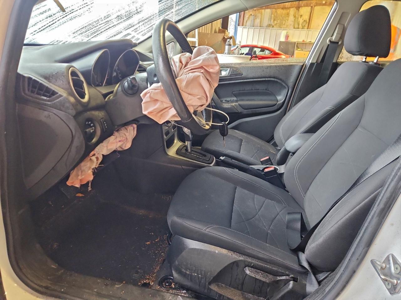 2015 FORD FIESTA SE photo 19