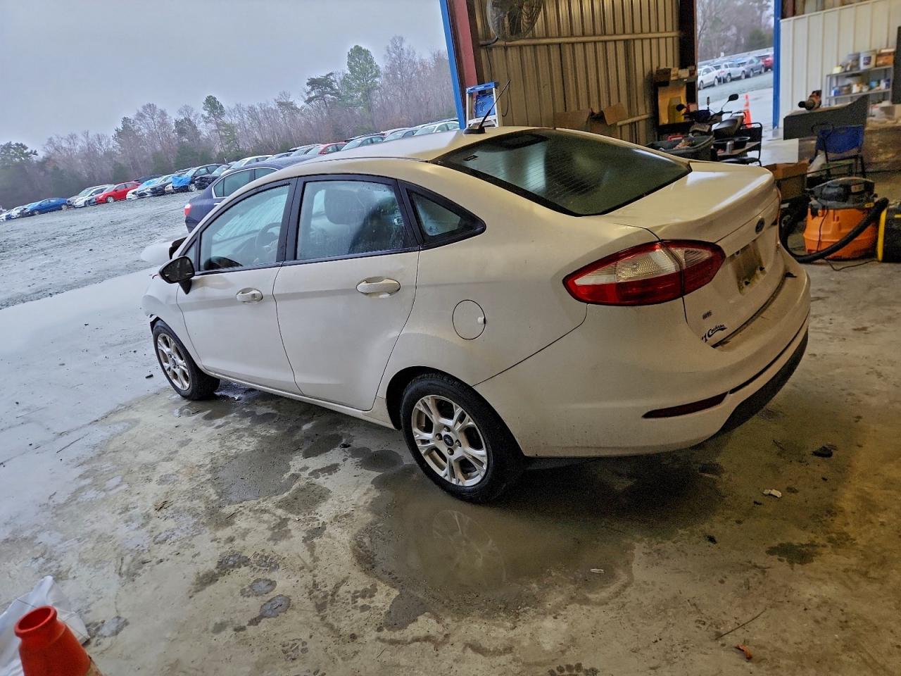 2015 FORD FIESTA SE photo 4