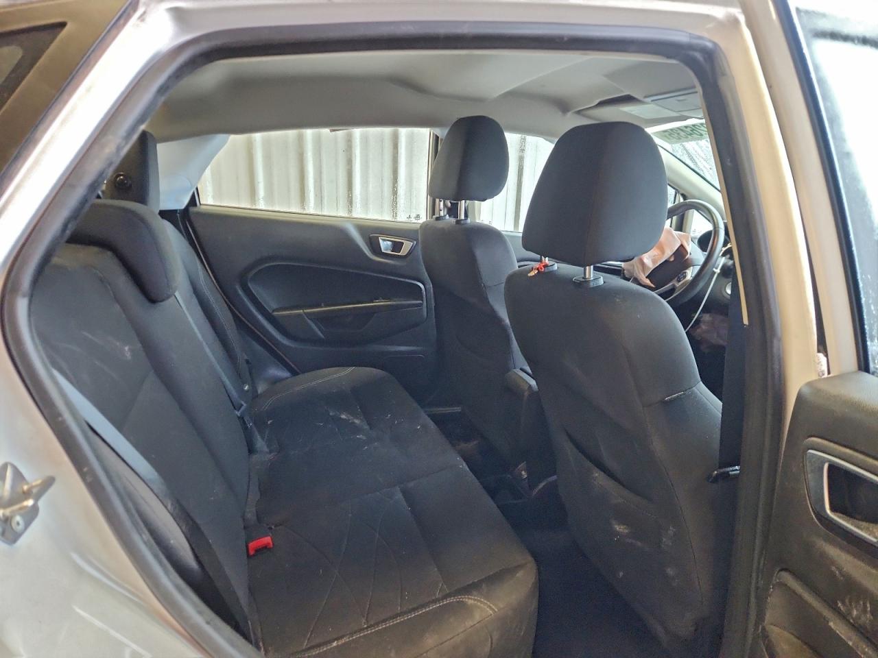 2015 FORD FIESTA SE photo 28