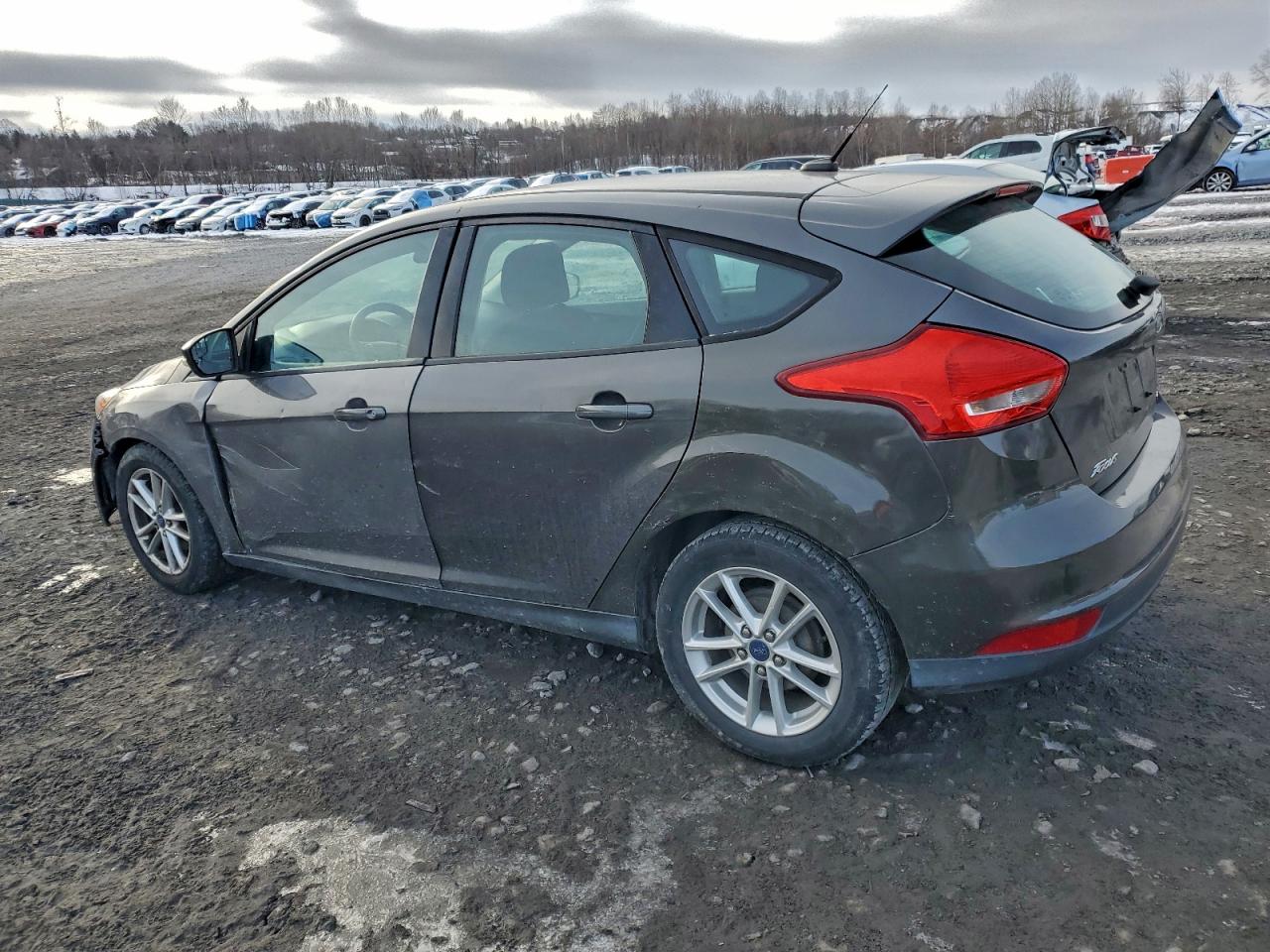 2015 FORD FOCUS SE photo 3