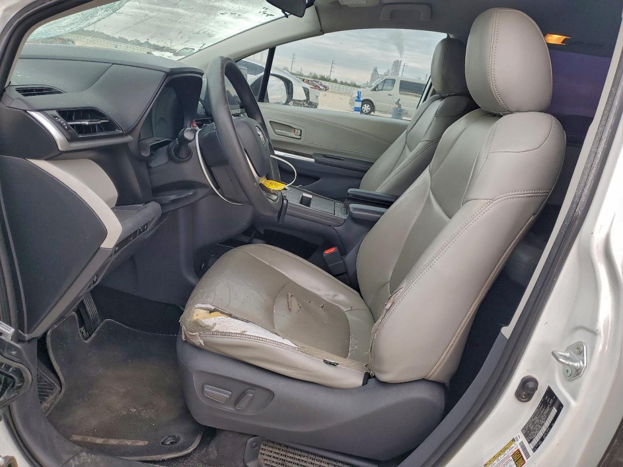 2021 TOYOTA SIENNA LE photo 7