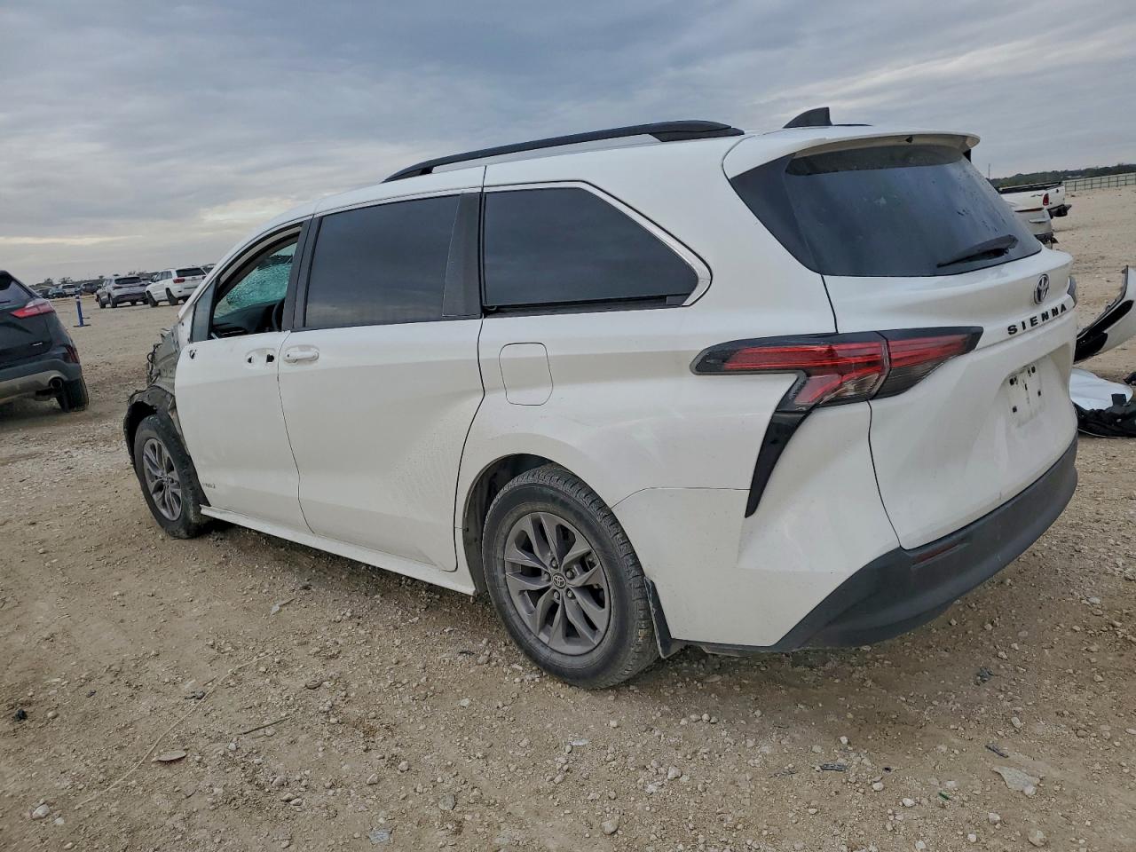 2021 TOYOTA SIENNA LE photo 2