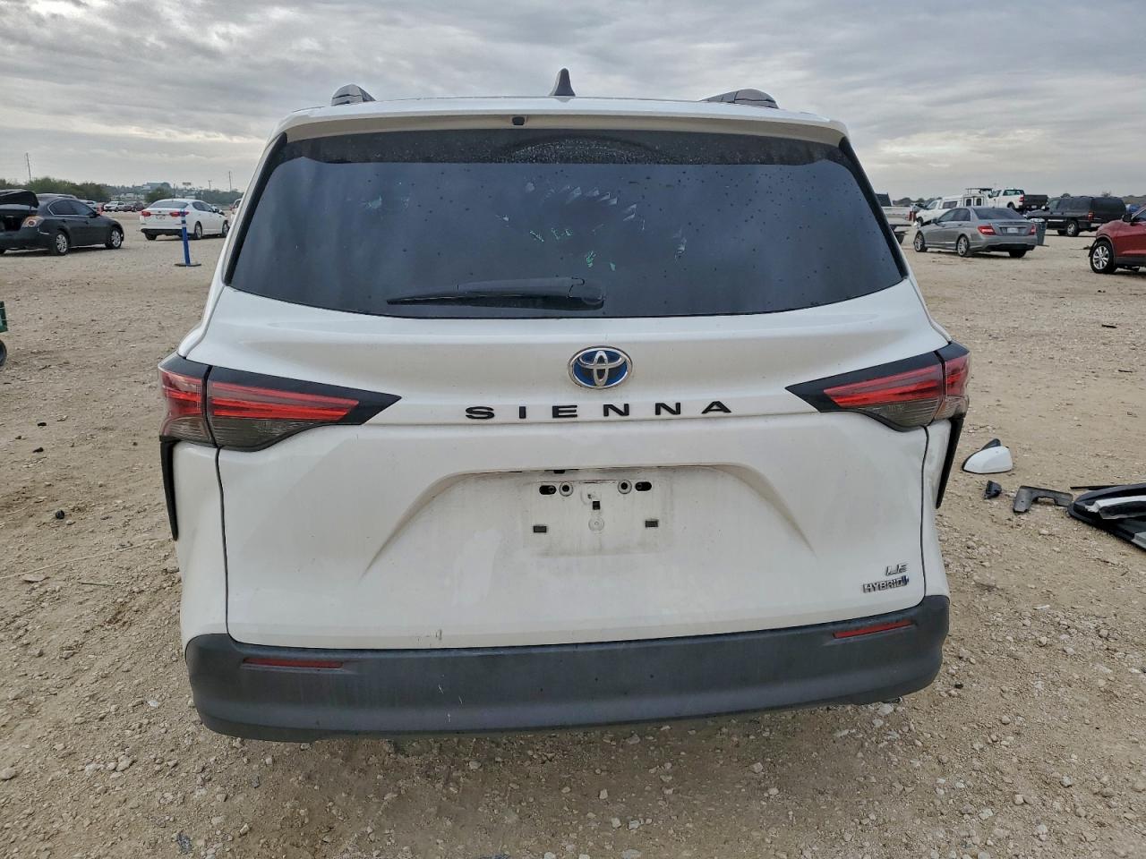 2021 TOYOTA SIENNA LE photo 6