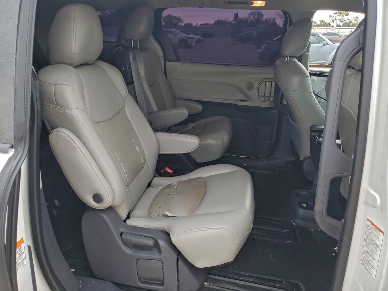 2021 TOYOTA SIENNA LE photo 11