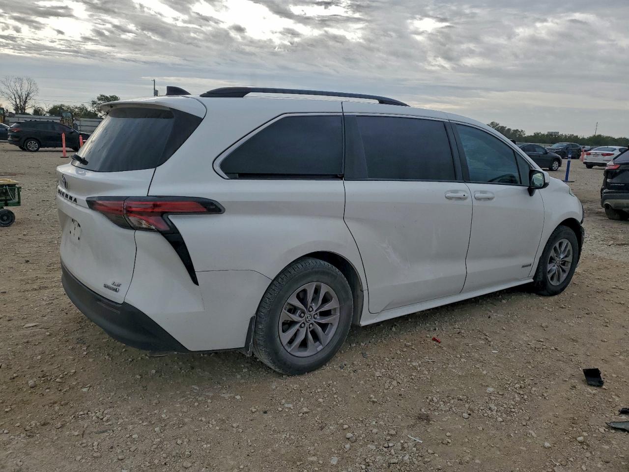 2021 TOYOTA SIENNA LE photo 3