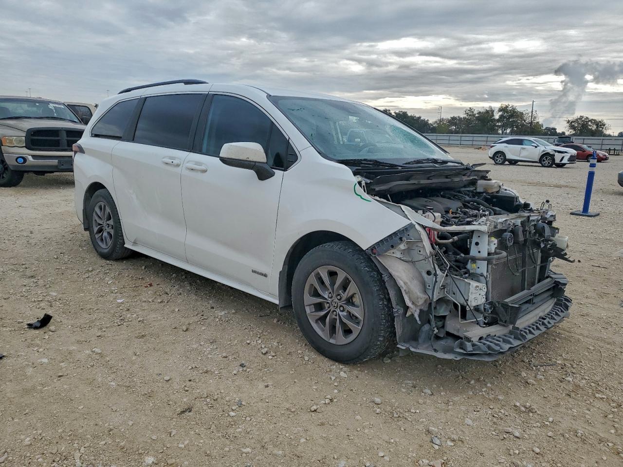 2021 TOYOTA SIENNA LE photo 4