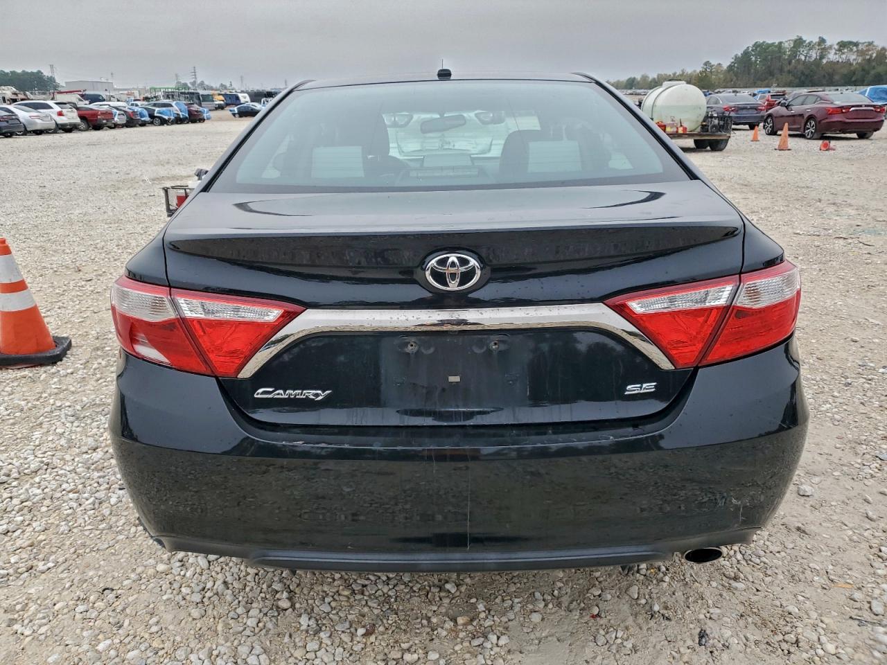 2016 TOYOTA CAMRY SE photo 11