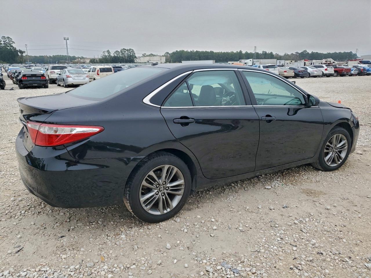 2016 TOYOTA CAMRY SE photo 5