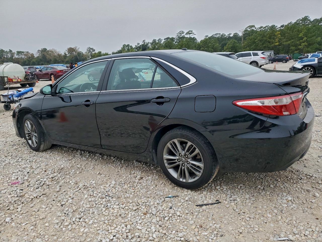 2016 TOYOTA CAMRY SE photo 3
